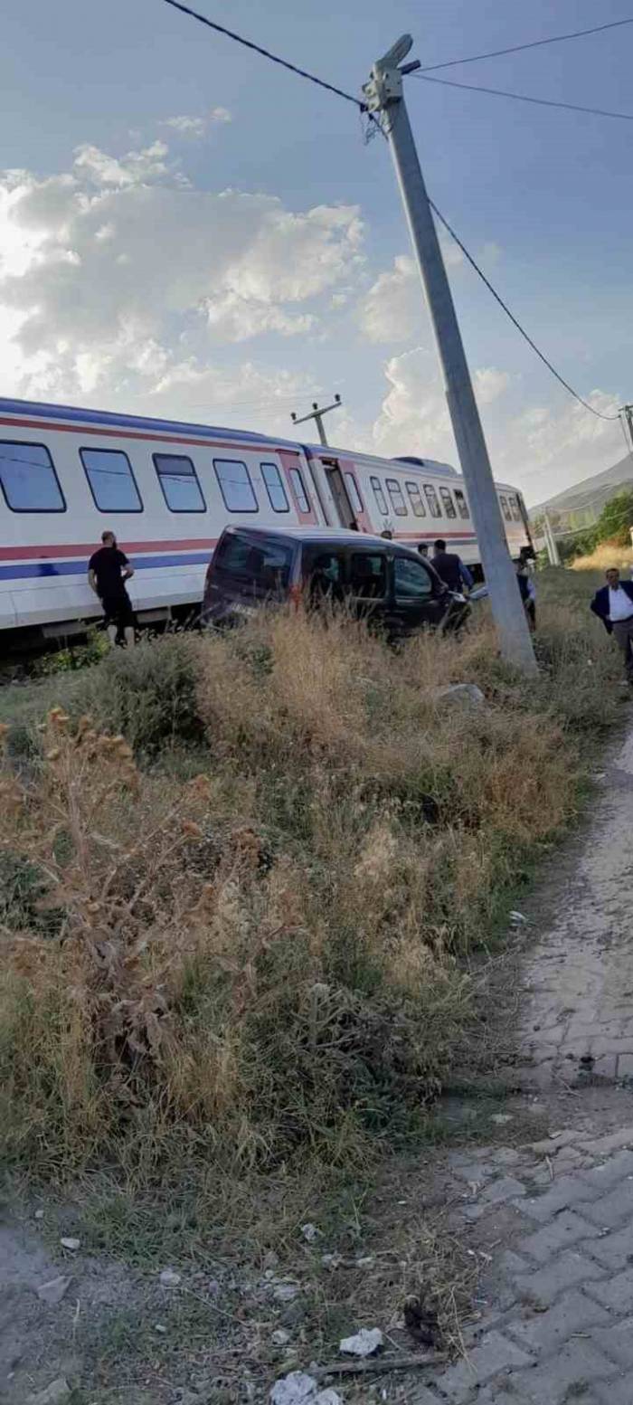 Van’da Tren Hemzemin Geçitte Otomobile Çarptı: 1 Yaralı