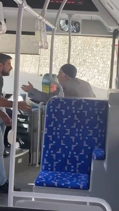 76 Yaşındaki Yolcunun Söylediği Türküler Mest Etti