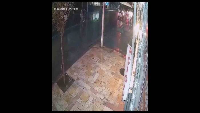 Otomobilin Çarptığı 2 Kadın Yola Savruldu