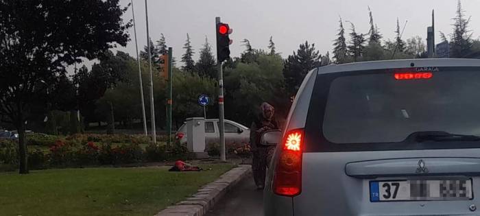 Yağmurlu Havada Yatan Çocuğu Gösterip Para Dilendiği İddiası