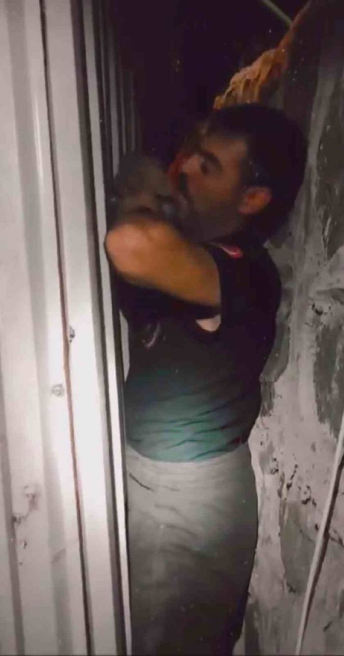 Duvar İle Konteyner Arasına Sıkışan Yavru Köpeği İtfaiye Ekipleri Kurtardı