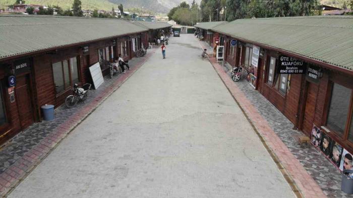 Asrın Felaketinde İş Yerlerini Kaybeden Esnaf, Deprem Çarşısında Mücadelesini Sürdürüyor