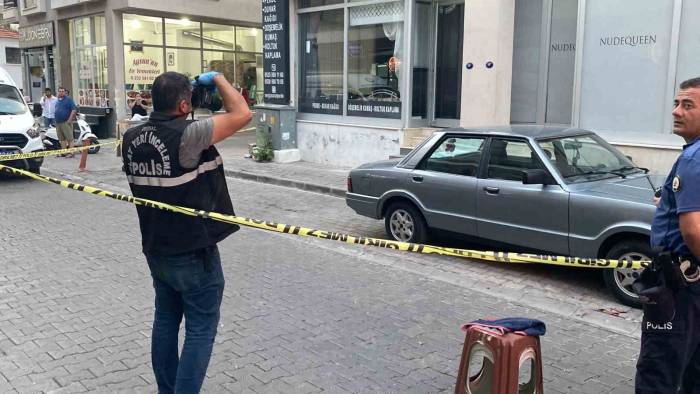 İzmir’de Husumetlisinin Sokak Ortasında Vurduğu Şahıs Ağır Yaralandı