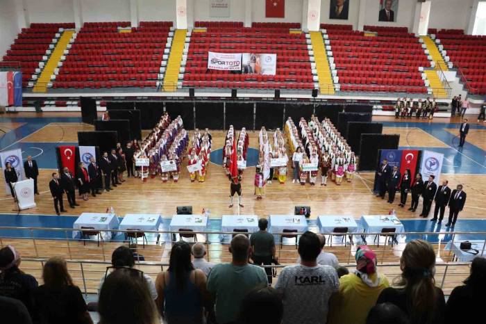 Karaman’da Kulüpler Arası Halk Oyunları Grup Yarışması Yapıldı