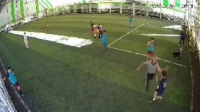 Futbol Antrenöründen Antrenmanda 12 Yaşındaki Çocuğa Dayak
