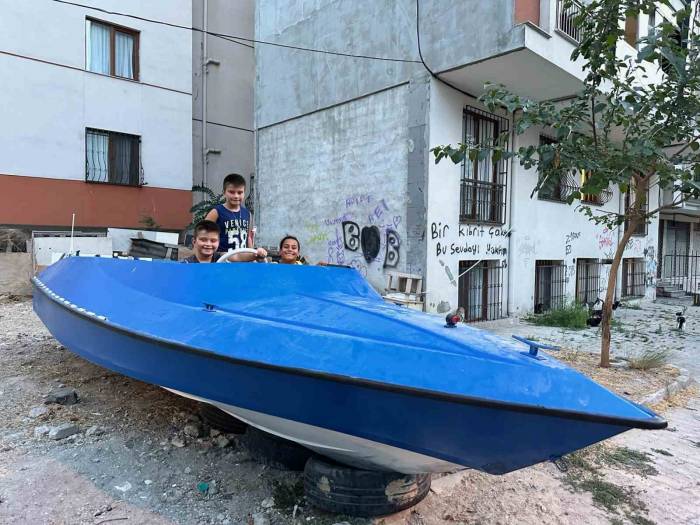 Küçükçekmece’de Atıl Haldeki Tekne Çocukların Oyun Alanı Oldu