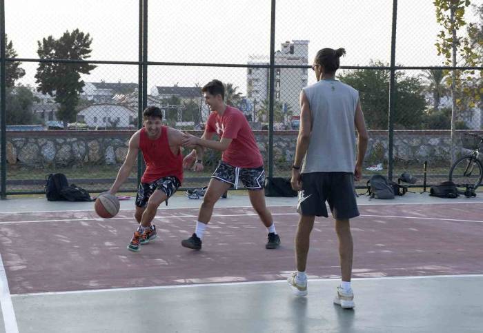 Kuşadası’nda Sokak Basketbolunun Kalbi Bu Parkta Atıyor