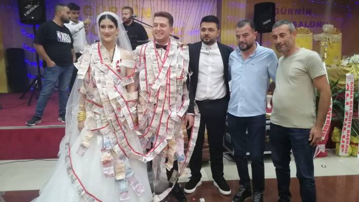 Gelin Ve Damada 45 Metrelik Takı Sürprizi