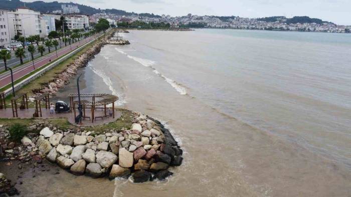 Ordu’da Denizin Rengi Çamura Bulandı