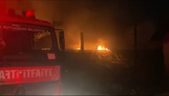 Sarıyer’de Metruk Bina Alev Alev Yandı