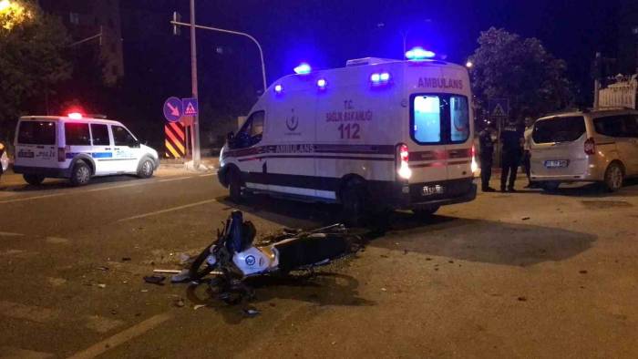 Ticari Araç İle Motosiklet Çarpıştı: 1’i Ağır 2 Yaralı