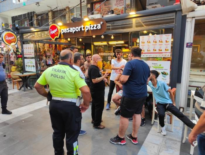 Trafiğe Kapalı Alana Motorlarıyla Giren Grup İle Esnaf Arasında Kavga: 2 Yaralı