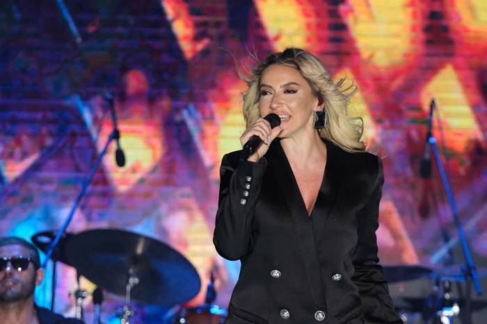 Hadise’den Menemen’de Muhteşem Konser