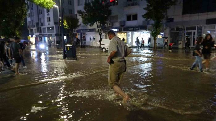 Uşak’ta Yağmur Sonrası Yollar Göle Döndü