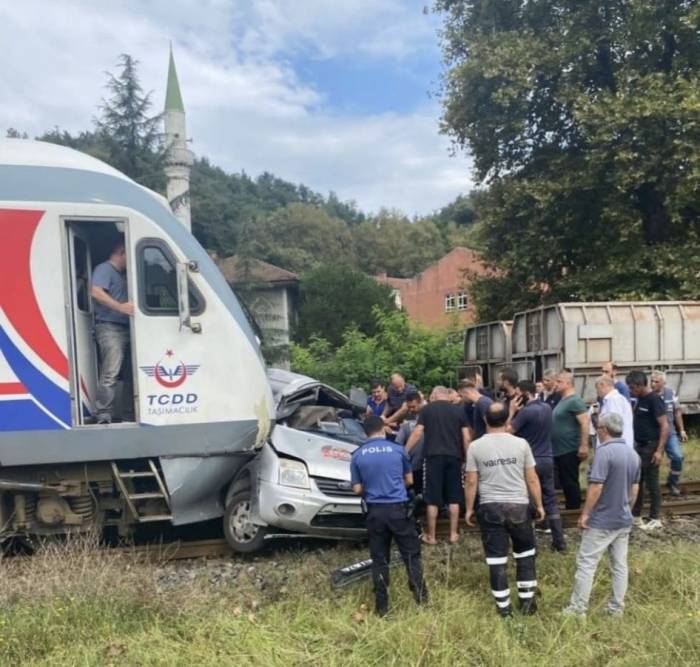 Yolcu Treni Hemzemin Geçitte Araçla Çarpıştı: 1 Yaralı