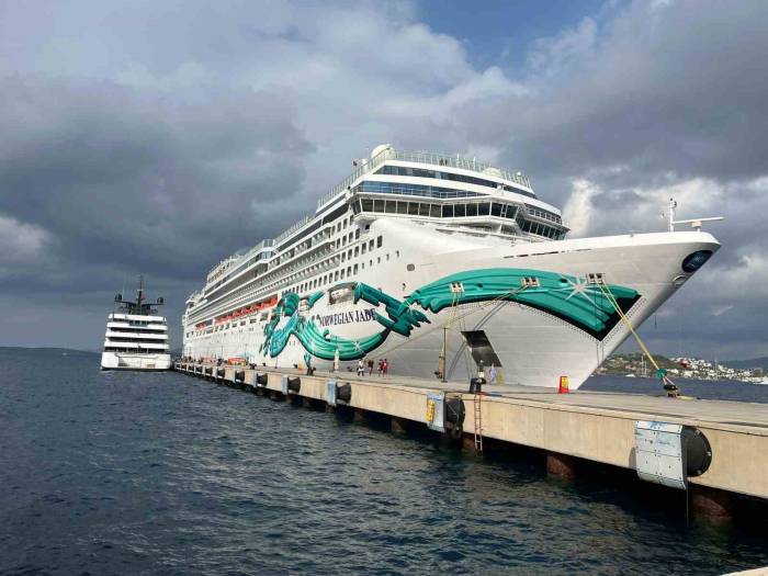 Bodrum’a İki Gemiyle 2 Bin 613 Yolcu Geldi