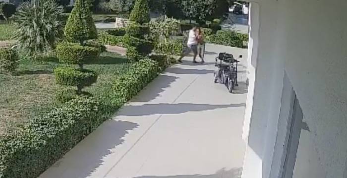 Site Yöneticisinin Rus Site Sakinini Yere Yatırıp Defalarca Yumrukladığı Olayın Görüntüleri Ortaya Çıktı