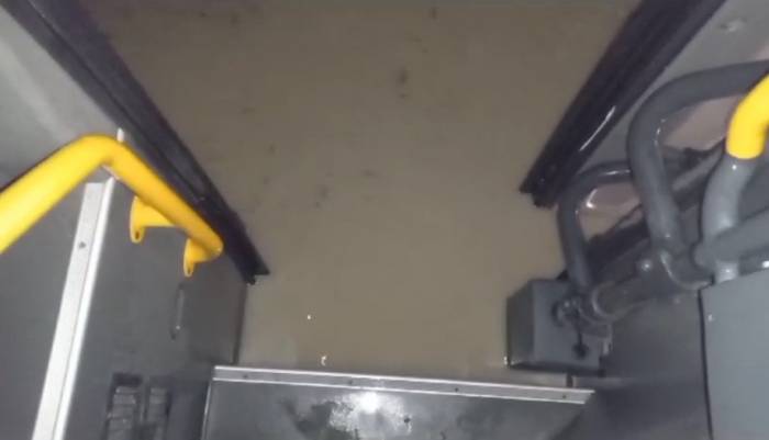 Arnavutköy’de Sağanak Nedeniyle Servis Aracına Su Doldu, Çalışanlar Mahsur Kaldı