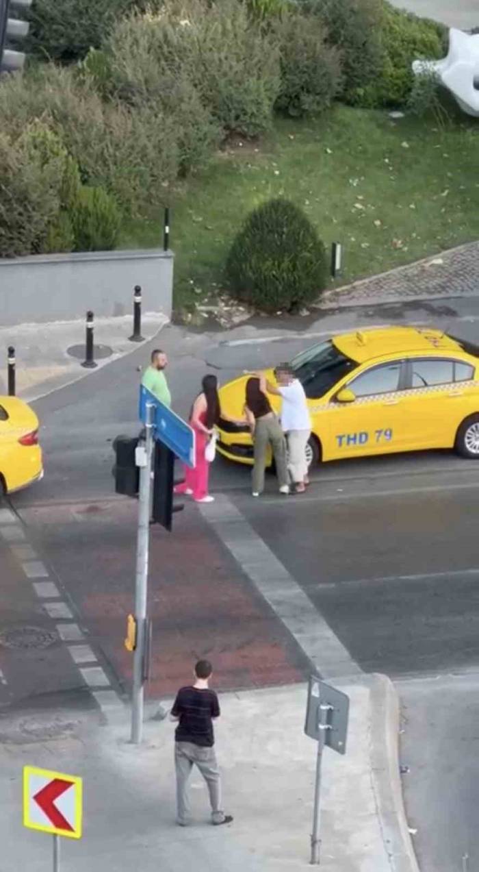 İstanbul’da Taksici Ve Kadın Müşterilerin Tekmeli Kavgası Kamerada: Yere Savurduğu Kadın Çanta Fırlattı