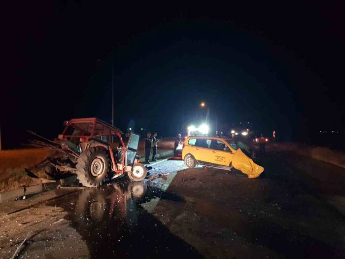 Ters Şerde Giren Traktör Taksi İle Çarpıştı: 3 Yaralı