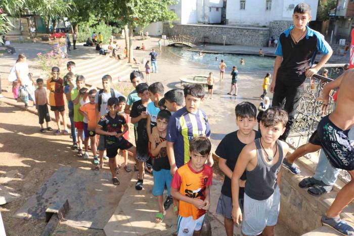Diyarbakır’da Süs Havuzuna Giren Çocuklar Olimpik Havuza Götürüldü