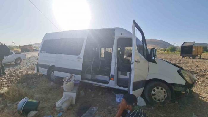 Diyarbakır’da Minibüs İle Traktör Çarpıştı: 2’si Ağır 20 Yaralı