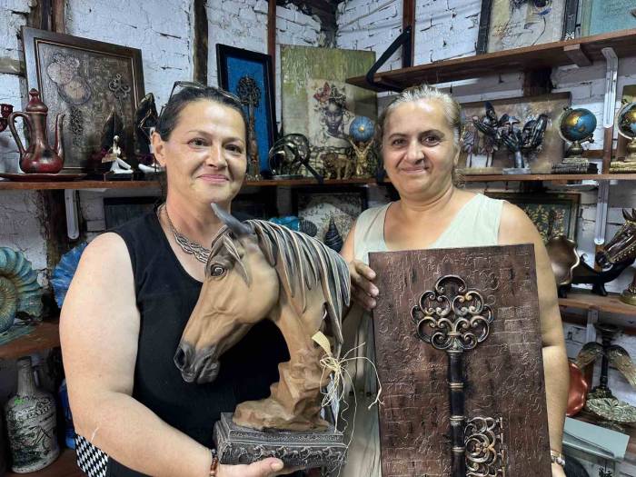 Ahşaba Renk Veren Eller