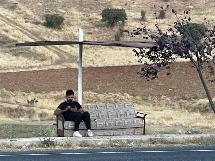 Anayolun Kenarındaki Kanepeli Durağı Görenler Şaşırıyor