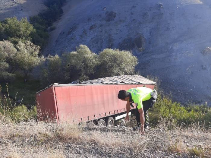 Erzincan’da Tır Şarampole Uçtu