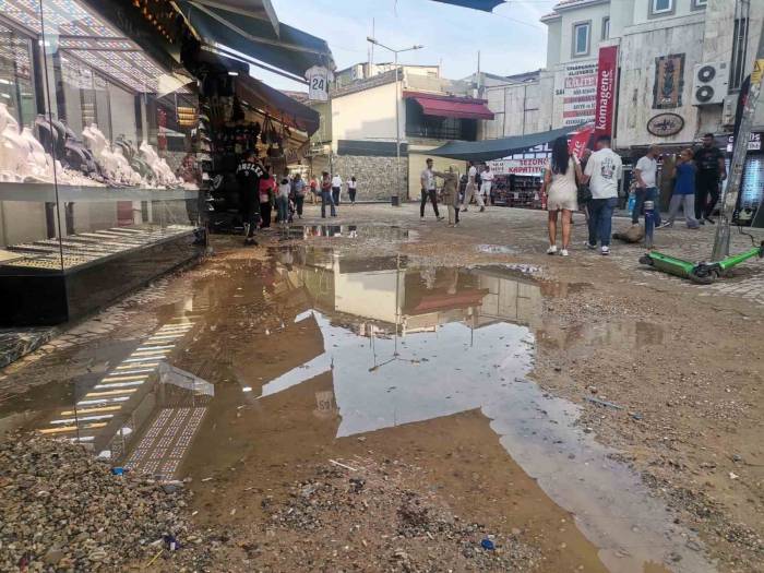 İzmir’i Sağanak Vurdu: Cadde Ve Sokaklar Göle Döndü