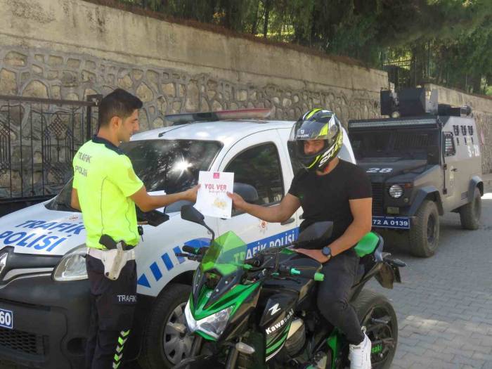 Sason’da Motosiklet Sürücülerine "Kaskınla Yol Ver Hayata" Sloganıyla Denetim Yapıldı