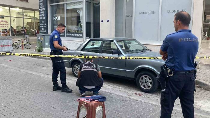 İzmir’de Husumetlisini Başından Vuran Şahsın Kaçışı Kamerada