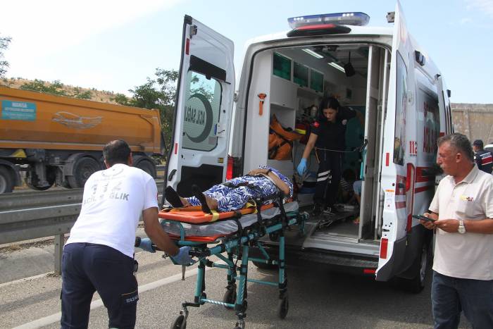 Hafif Ticari Araç Hafriyat Kamyonuna Çarptı: 4’ü Çocuk 7 Yaralı