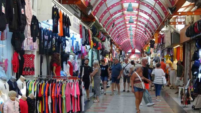 Marmaris’te Sağanağın Ardından, Güneşli Hava Turistleri Çarşıya Akın Ettirdi