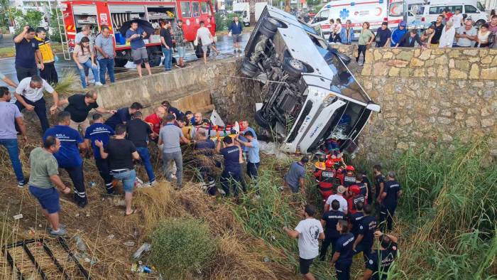 Bodrum’da Midibüs Dereye Devrildi: 23 Yaralı