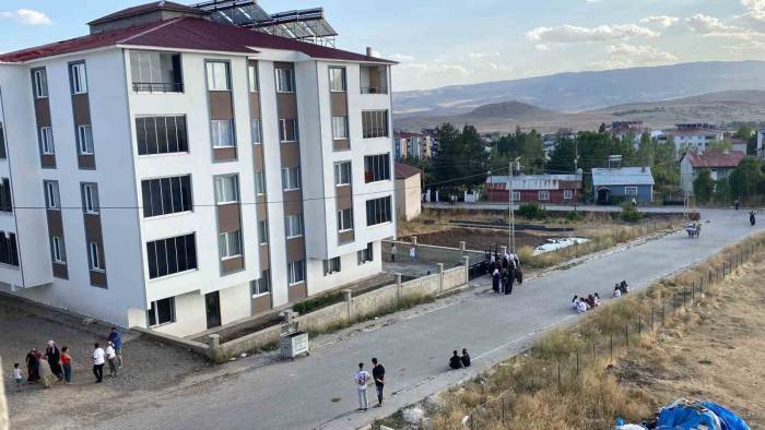 4’üncü Kattan Düşen Çocuk Hayatını Kaybetti