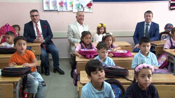 Sultangazi’de Birinci Sınıf Öğrencilerine Kırtasiye Desteği Verildi