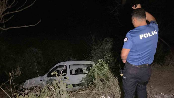 Alkollü Sürücü Dereye Uçtu: 2 Yaralı