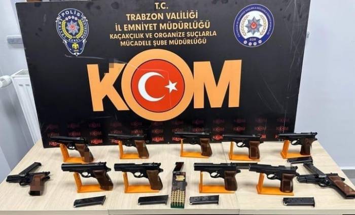 Trabzon’da Araç İçinde 11 Ruhsatsız Tabanca Ele Geçirildi