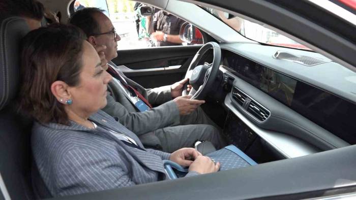 Togg Fabrikası’nda Bir İlk...chp’li Vekillerden Togg’a Övgü