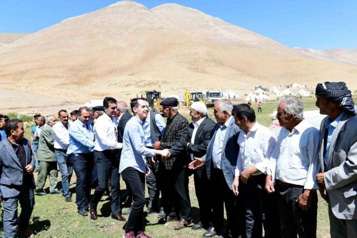 At Sırtında 8 Saat Zorlu Yolculuk Yapan Yaylacıların Yol Sevinci