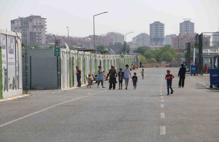 Diyarbakır’da Konteyner Kentte Kalan 540 Öğrenci Servislerle Okullarına Götürülüyor