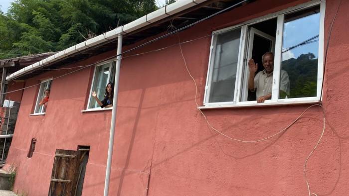 Hayırsever İşadamı Evleri Yıkılan Aileye Ev Satın Aldı