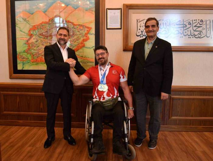 Başkan Uçar Şampiyonu Kutladı