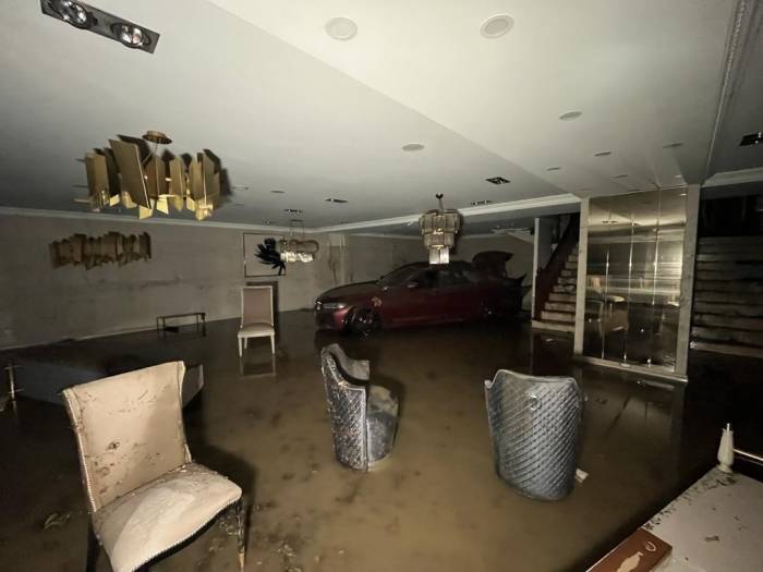 Başakşehir Mobilyacılar Sitesi’nde Sağanak Yağış Sonrası Selde Sürüklenen Araçlar Dükkanlara Girdi