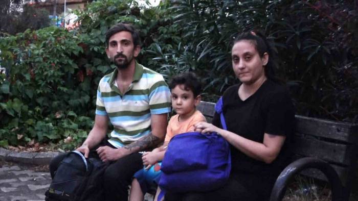 Ev Sahibi Tarafından Evden Çıkarıldı, Hamile Eşi Ve Çocuğu İle Hastane Bahçesinde Kaldı