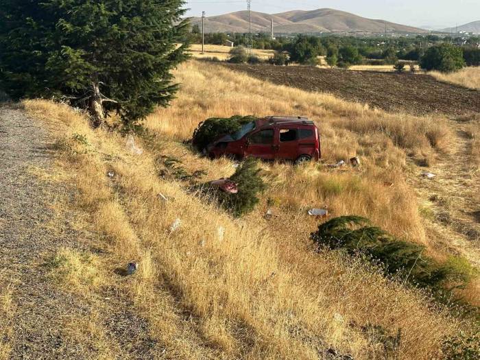 Elazığ’da Hafif Ticari Araç Şarampole Uçtu: 1 Ölü, 4 Yaralı