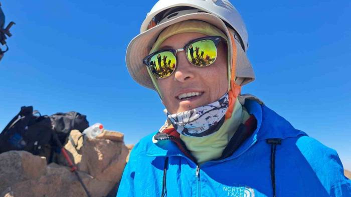 Gelinlikle Ağrı Dağı’na Tırmanan Kadın, Bu Kez Van Gölü İçin Süphan’a Çıktı