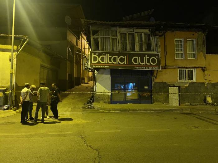 Yıkılma Tehlikesi Geçiren Ev Mahalleliyi Ayağa Kaldırdı