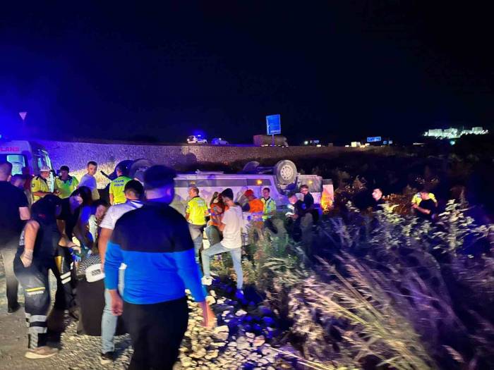 Akhisar’da İşçi Servisi Tarlaya Uçtu: 12 Yaralı